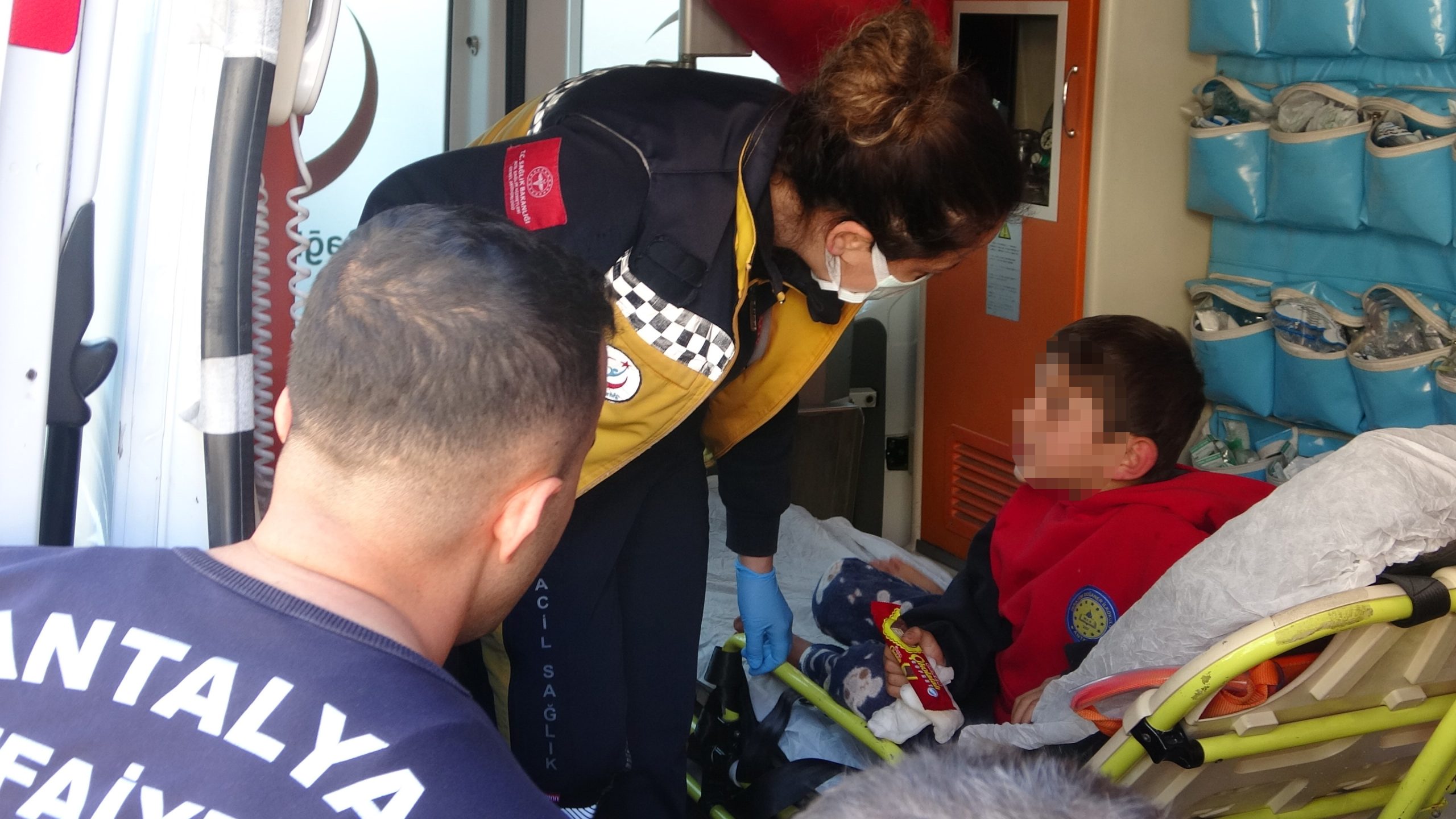 Antalya'da iki katlı bir gecekonduda çıkan yangında evde yalnız bırakılan