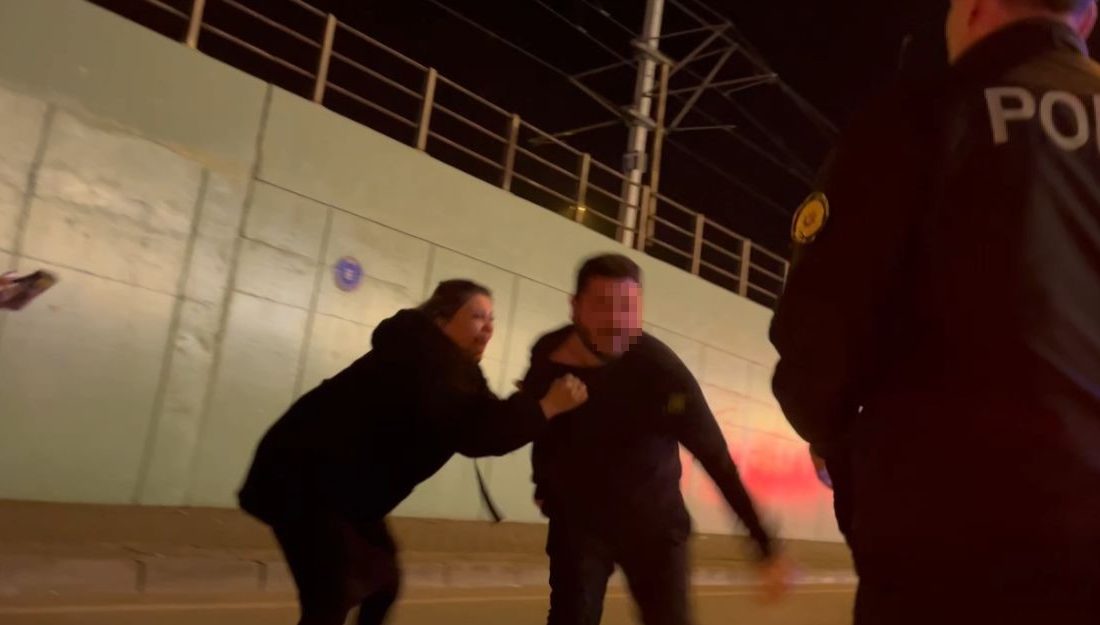 Alkollü sürücü ve eşi polise yakalandı, polise ve devlete hakaret ettiler, yetmez gibi yakınları mukavemet gösterdi Bursa’da polis, teslim edecek ayık sürücü bulamayınca otomobili otoparka çekmek