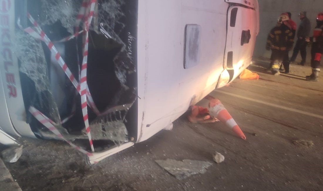 Denizli’nin Pamukkale ilçesinde cam fabrikasında çalışan işçileri taşıyan servis midibüsünün
