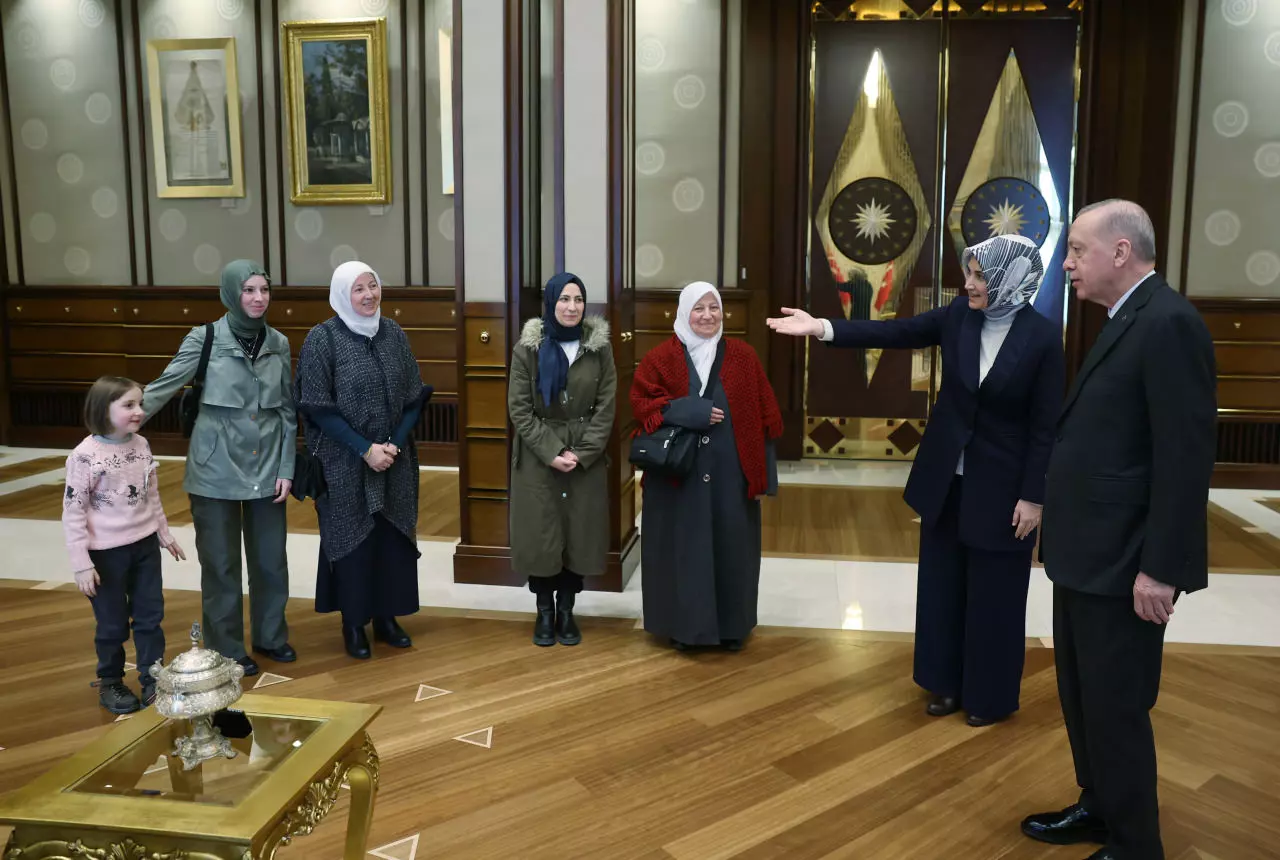 Cumhurbaşkanı Recep Tayyip Erdoğan, Afyonkarahisar'da camilerin temizliğini yapan Sultan Bayat