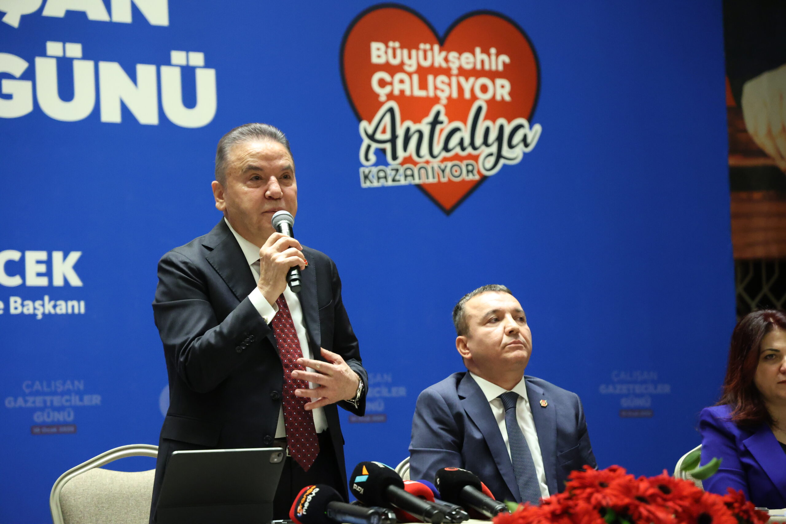 Antalya Büyükşehir Belediye Başkanı Muhittin Böcek, 10 Ocak Çalışan Gazeteciler
