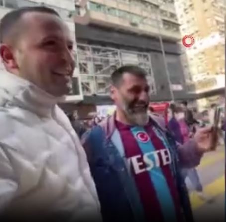 Hong Kong’da iş nedeniyle bulunan iki Trabzonlunun karşıdan karşıya geçerken