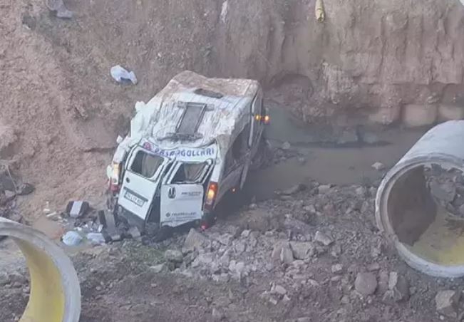 Tuzla Aydınlı Mahallesi'nde servis minibüsü yaklaşık 10 metre yükseklikten dere