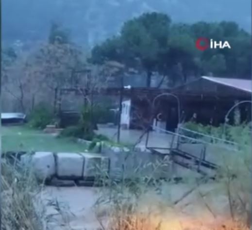 Muğla’nın Marmaris ilçesinde etkili olan sağanak yağış bazı bölgelerde heyelana