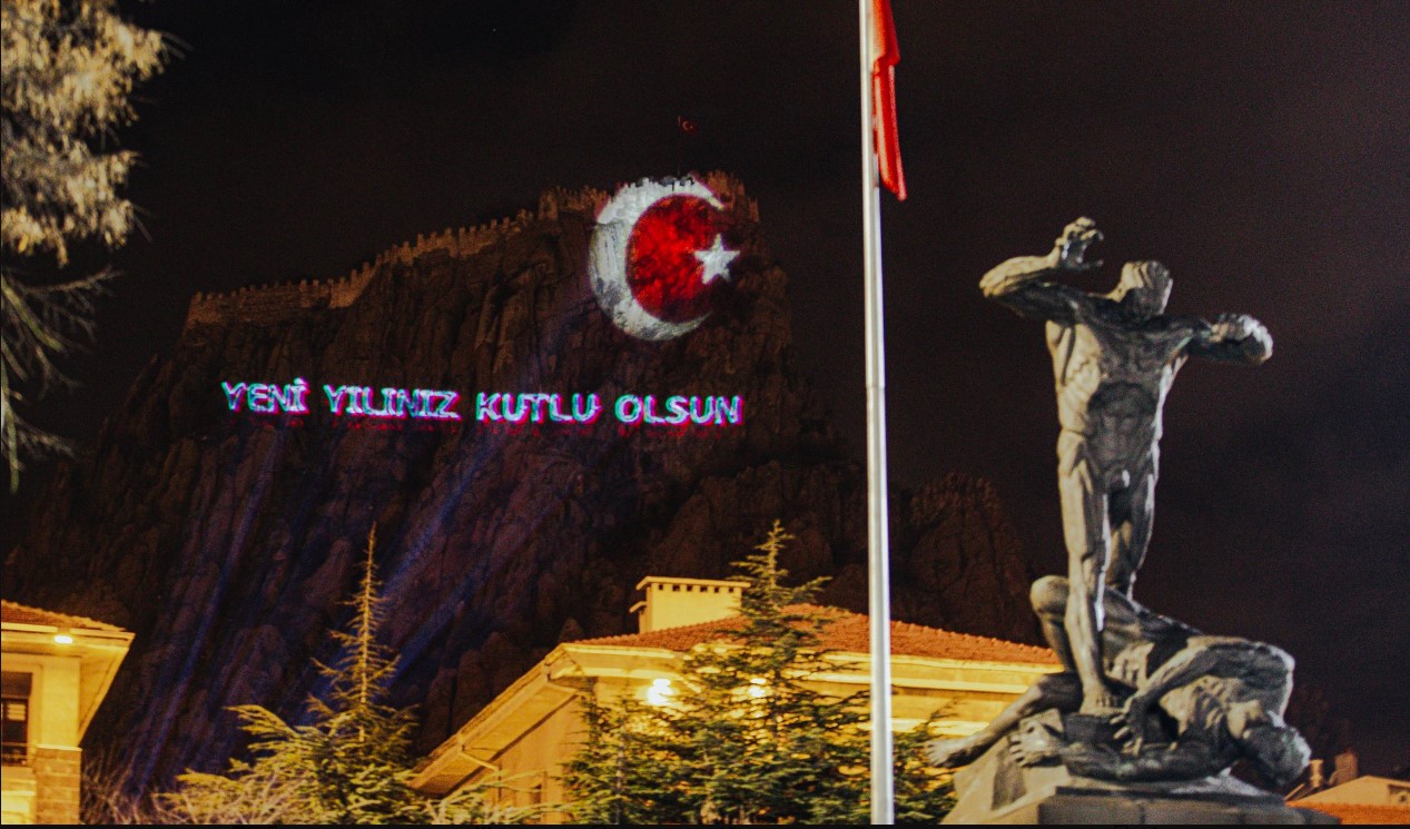 Afyonkarahisar Belediyesi lazer ışıklı şov ile hemşehrilerinin yeni yılını kutladı.