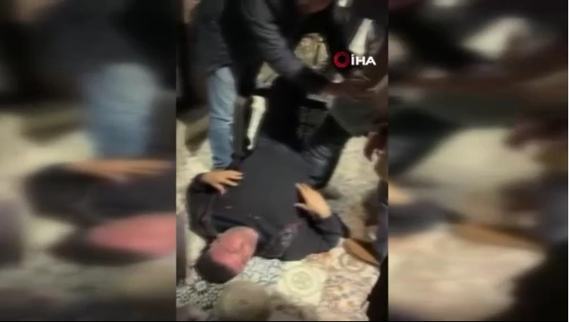 Adres sorduğu kişi adresi bilemeyince “Ne demek adresi bilmiyorsun?” deyip vurdu Bursa’da bir şahıs, kafenin önünde bekleyen kişiye adres sordu. Adresi