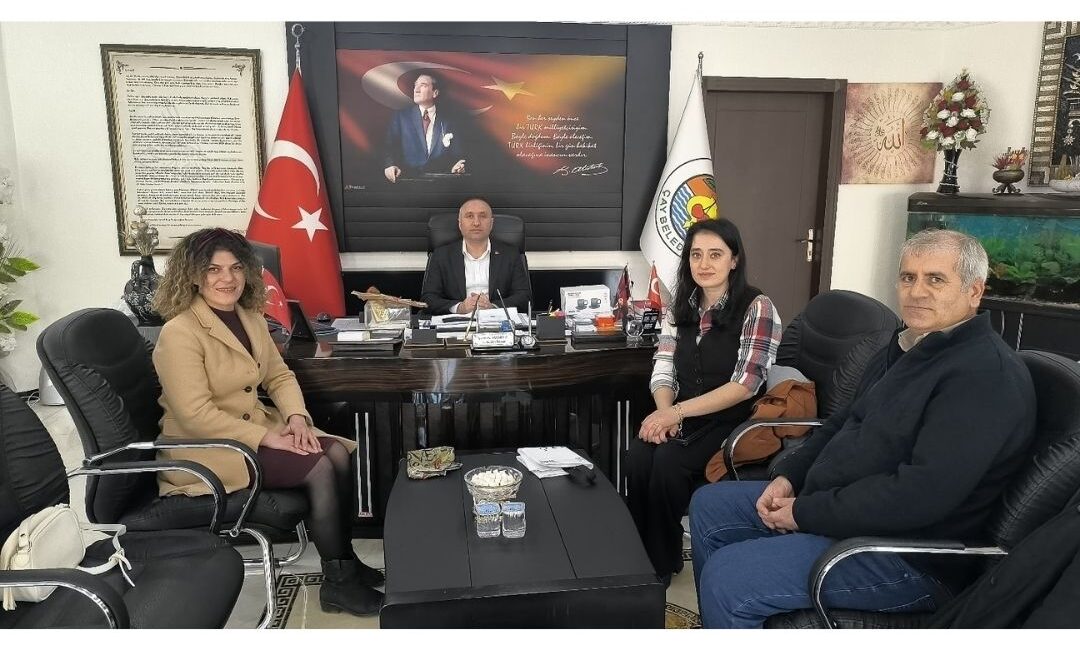 Yeni projeleri görüştüler Akkonak Şehit Gökhan Şengül Ortaokulu öğretmenlerinden Ceren Kuzu ve Yeşim