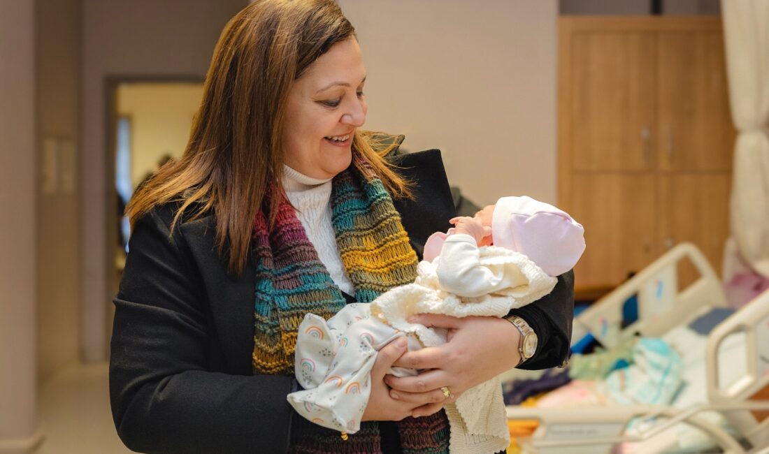 Afyonkarahisar Belediye Başkanı Burcu Köksal, Afyonkarahisar’da 2025’in ilk dakikalarında dünyaya