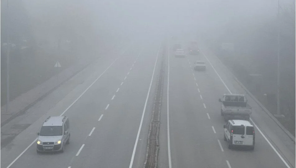Afyonkarahisar, sisli bir havaya uyandı. Görüş mesafesi 30 metreye kadar