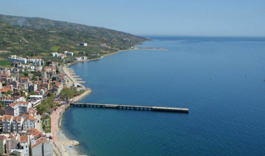 Sofuköy mevkiinde bulunan Chateau Kalpak Bağları, ilçe merkezine yaklaşık 10