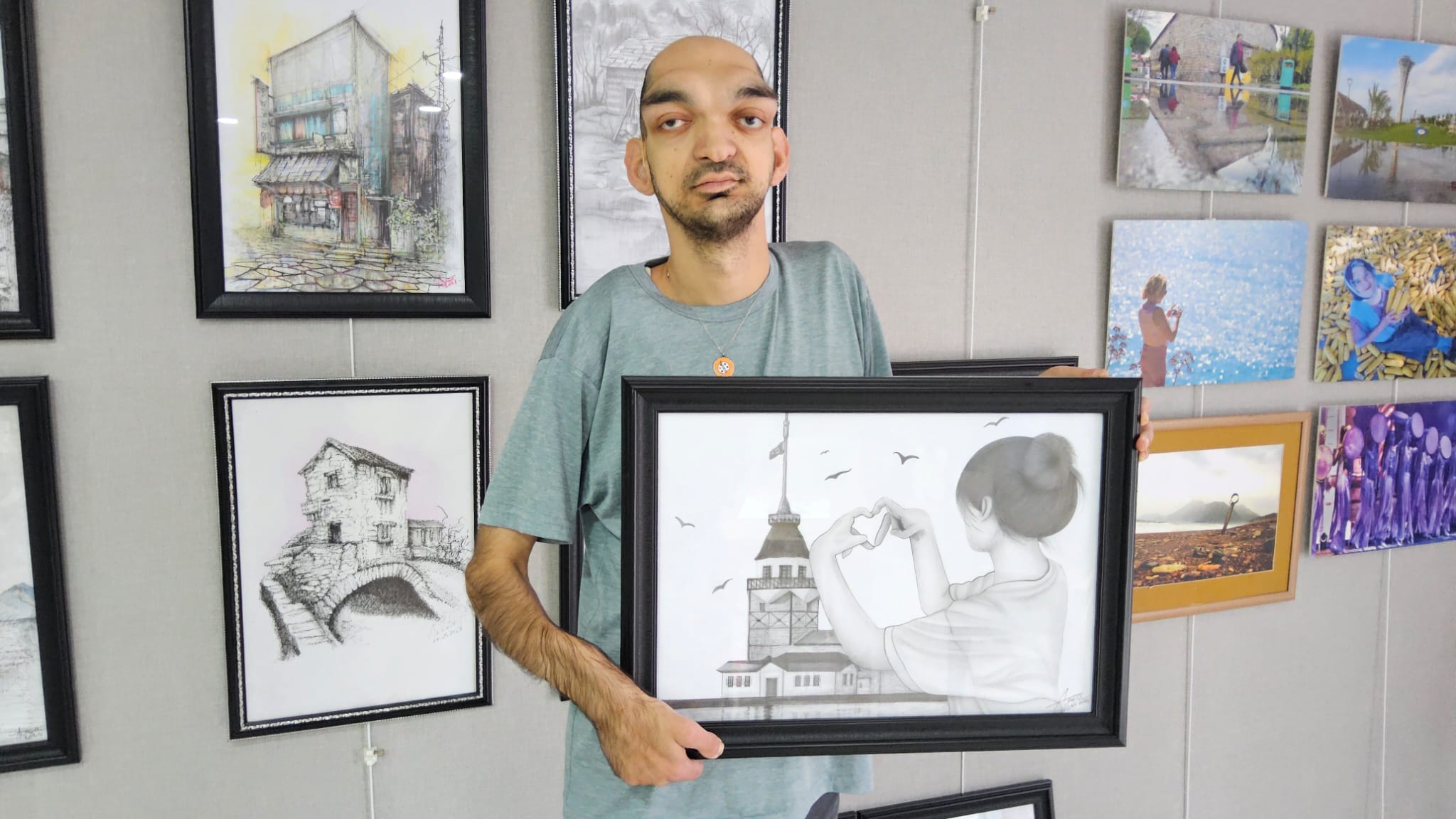 Antalya’da yaşayan doğuştan işitme engelli ressam ve fotoğrafçı Alper, tarihi
