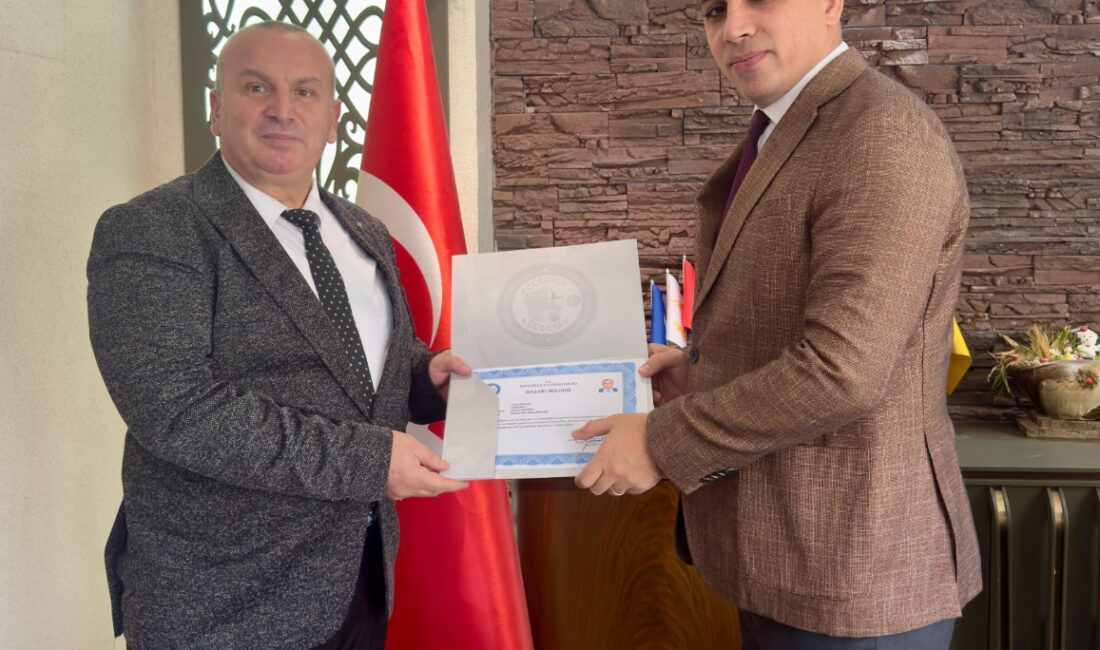Afyonkarahisar'ın Kızılören ilçesinde eski kimliklerini yeni kimlik kartıyla değiştirme işlemi