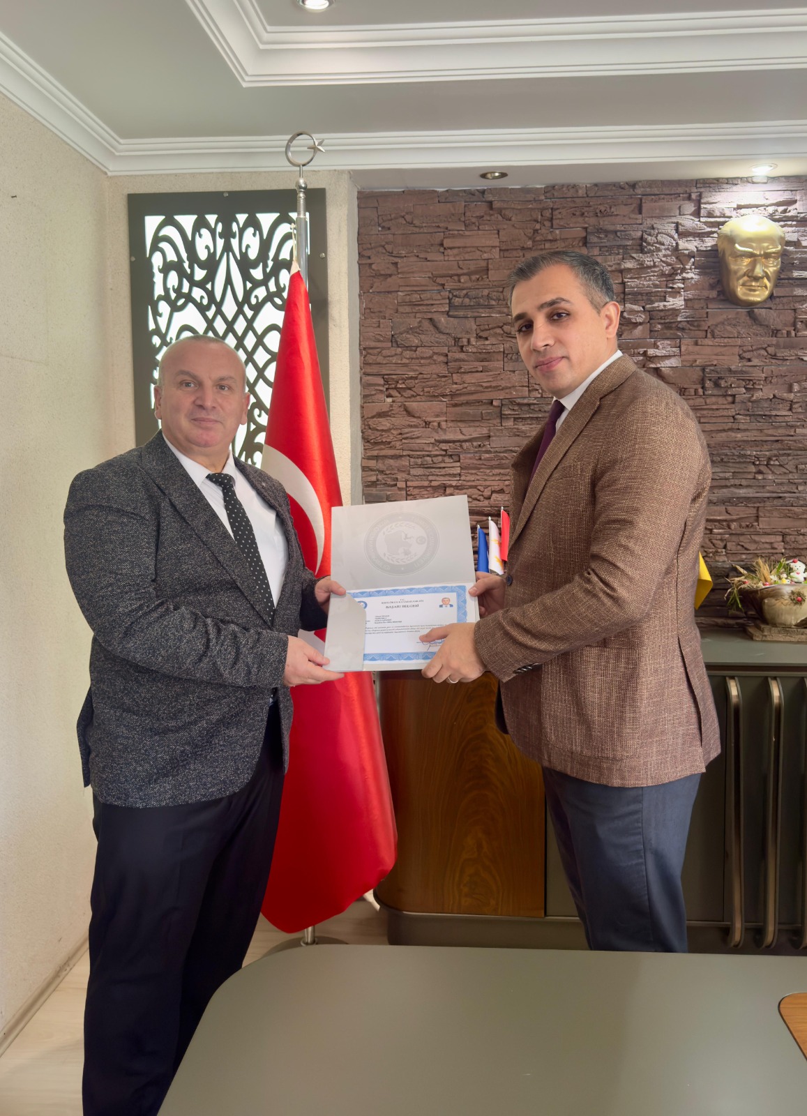 Afyonkarahisar'ın Kızılören ilçesinde eski kimliklerini yeni kimlik kartıyla değiştirme işlemi