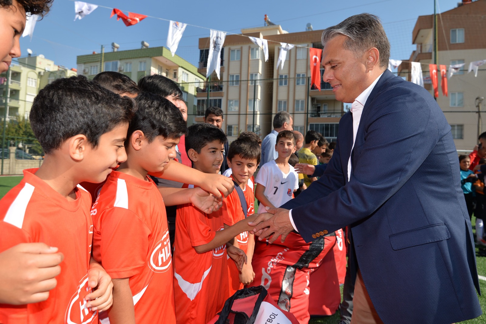 Antalya Muratpaşa Belediye Başkanı Ümit Uysal, ilçedeki 92 amatör spor