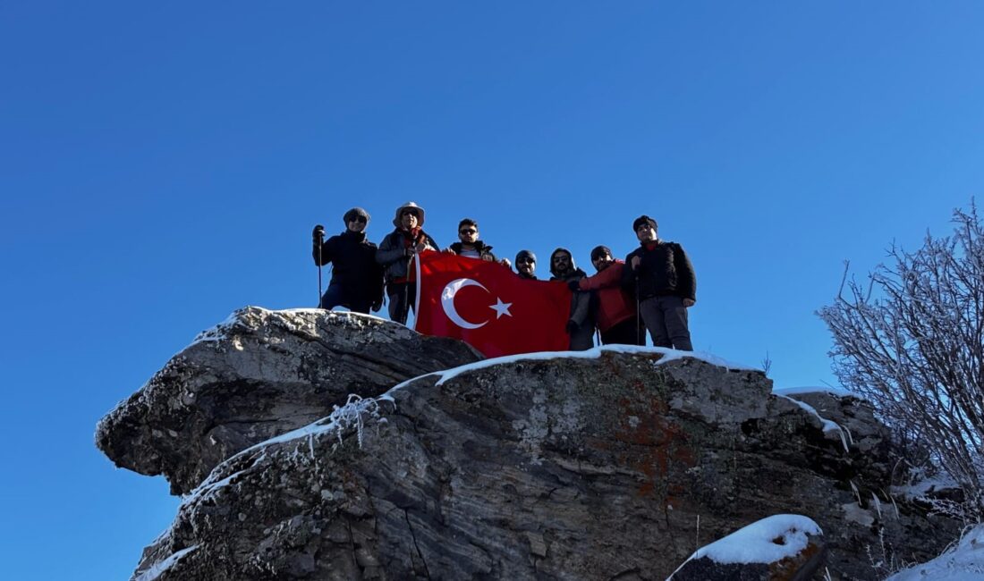 Kırşehirli dağcılar, Gönül Dağı zirvesine çıkarak Türk Bayrağı açtı.