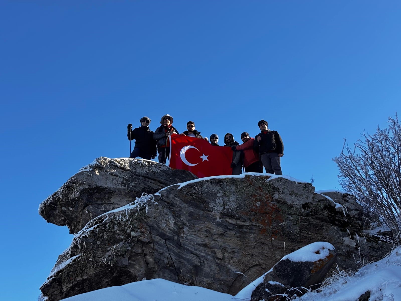 Kırşehirli dağcılar, Gönül Dağı zirvesine çıkarak Türk Bayrağı açtı.