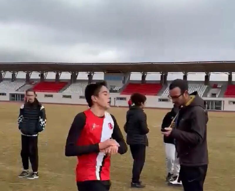 Hüseyin Yağız Gezgin, Afyon’da Birinci Oldu Afyonkarahisar’da düzenlenen liselerarası Salon Olimpik Koşu 1500 metre müsabakasında Bolvadin’den