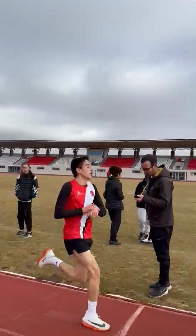 Afyonkarahisar’da düzenlenen liselerarası Salon Olimpik Koşu 1500 metre müsabakasında Bolvadin’den