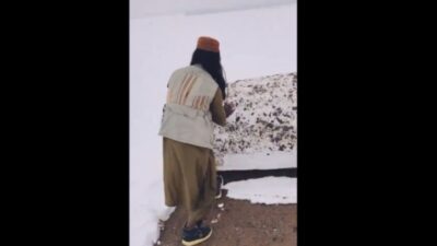 Bir Pakistanlı, kartopunu öyle büyük yapıyor ki, kar resmen battaniye