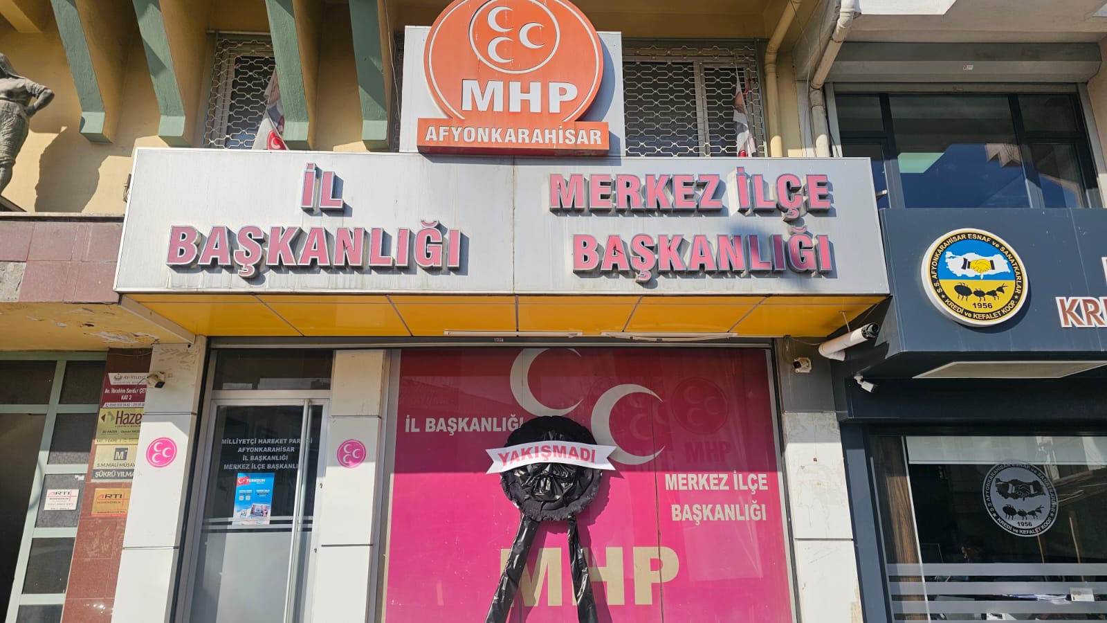 Afyonkarahisar’da Şehit Ailelerinden ve Gazilerden MHP İl Başkanlığına Siyah Çelenk