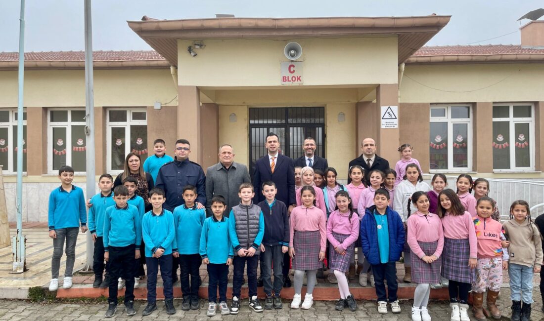 Afyonkarahisar’ın Sinanpaşa İlçesine Bağlı Akören Beldesinde bulunan ilk okul öğrencileri,