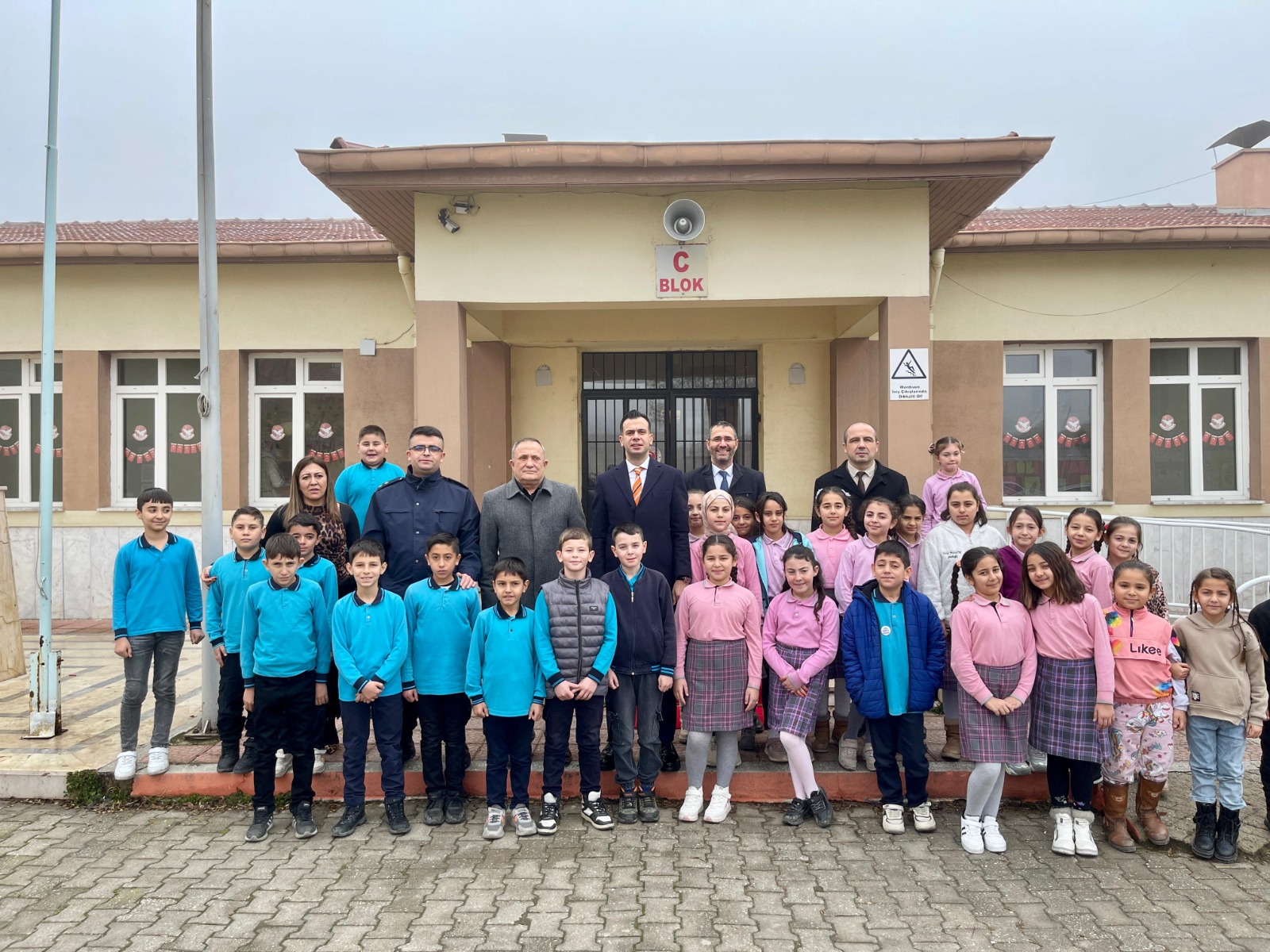 Afyonkarahisar’ın Sinanpaşa İlçesine Bağlı Akören Beldesinde bulunan ilk okul öğrencileri,