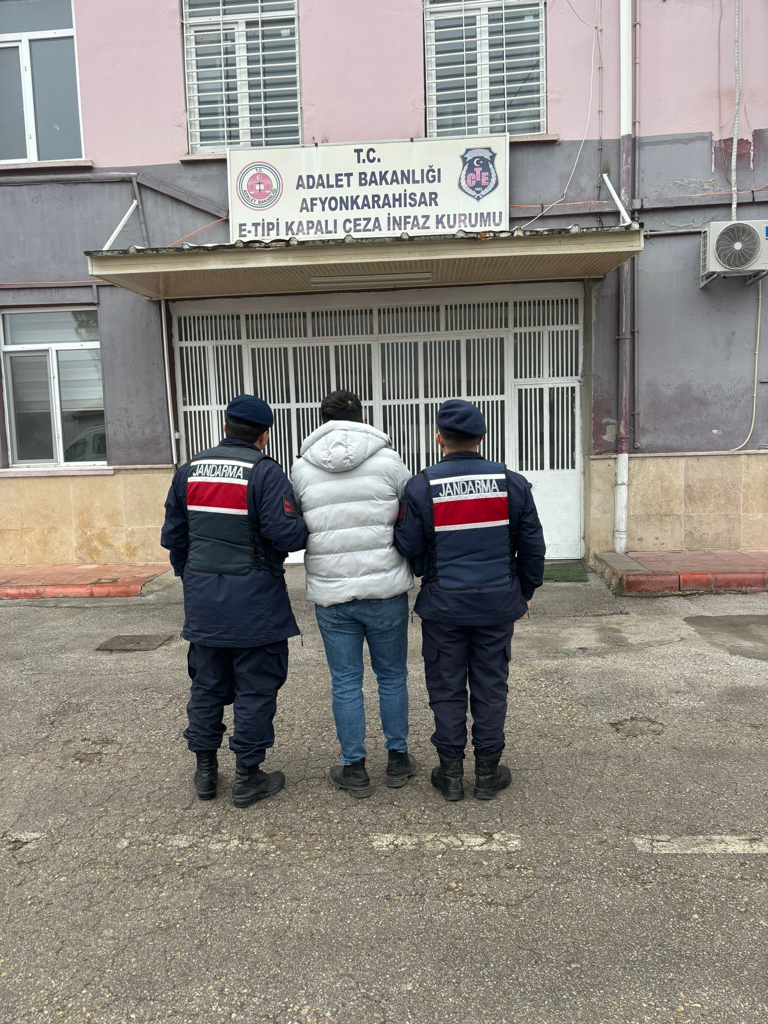 Afyonkarahisar İl Jandarma Komutanlığı, aranan şahısların tespiti ve yakalanmasına yönelik