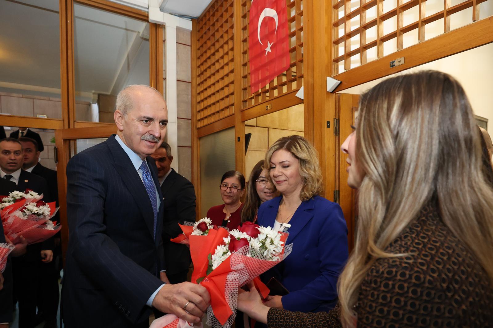 Gazetecilerle bir araya gelen Türkiye Büyük Millet Meclisi Başkanı Numan