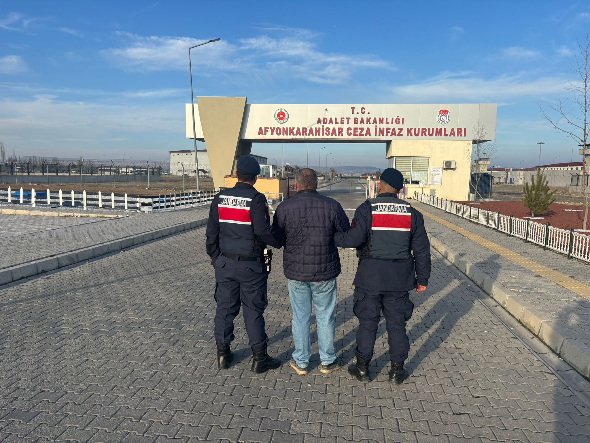 Afyonkarahisar İl Jandarma Komutanlığı, aranan şahısların tespiti ve yakalanmasına yönelik