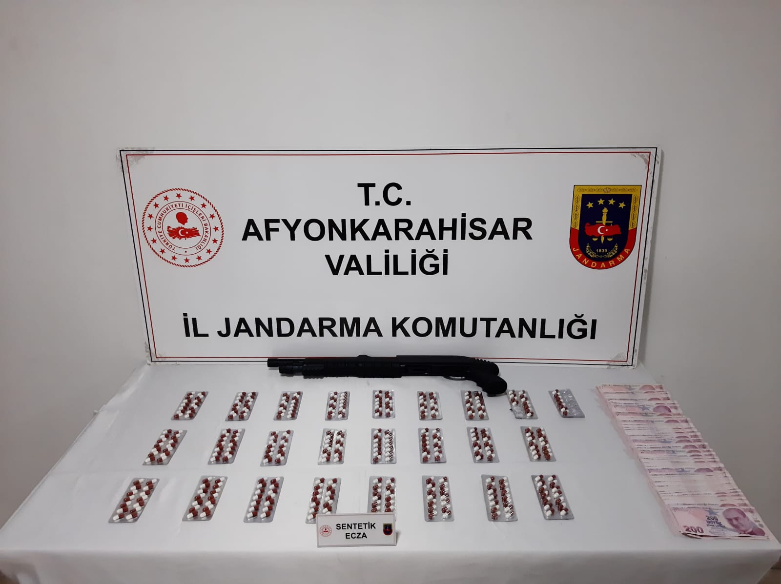 Afyonkarahisar İl Jandarma Komutanlığı, uyuşturucu ile mücadele kapsamında gerçekleştirdiği başarılı