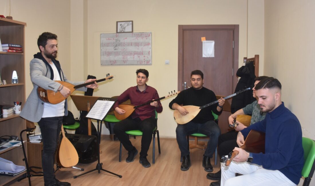 Afyon Kocatepe Üniversitesi (AKÜ) Devlet Konservatuvarı öğrencisi Cezmi Armağan Kırlı,