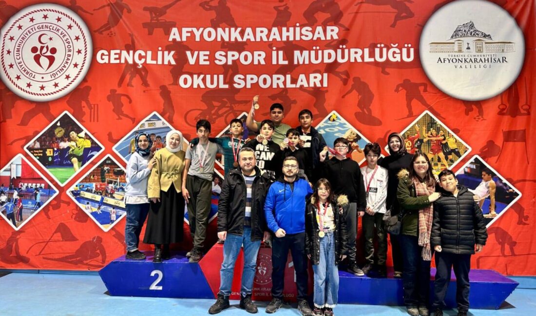 
Afyonkarahisar'ın Kızılören ilçesinde düzenlenen okullar arası güreş turnuvasında 8 öğrenci