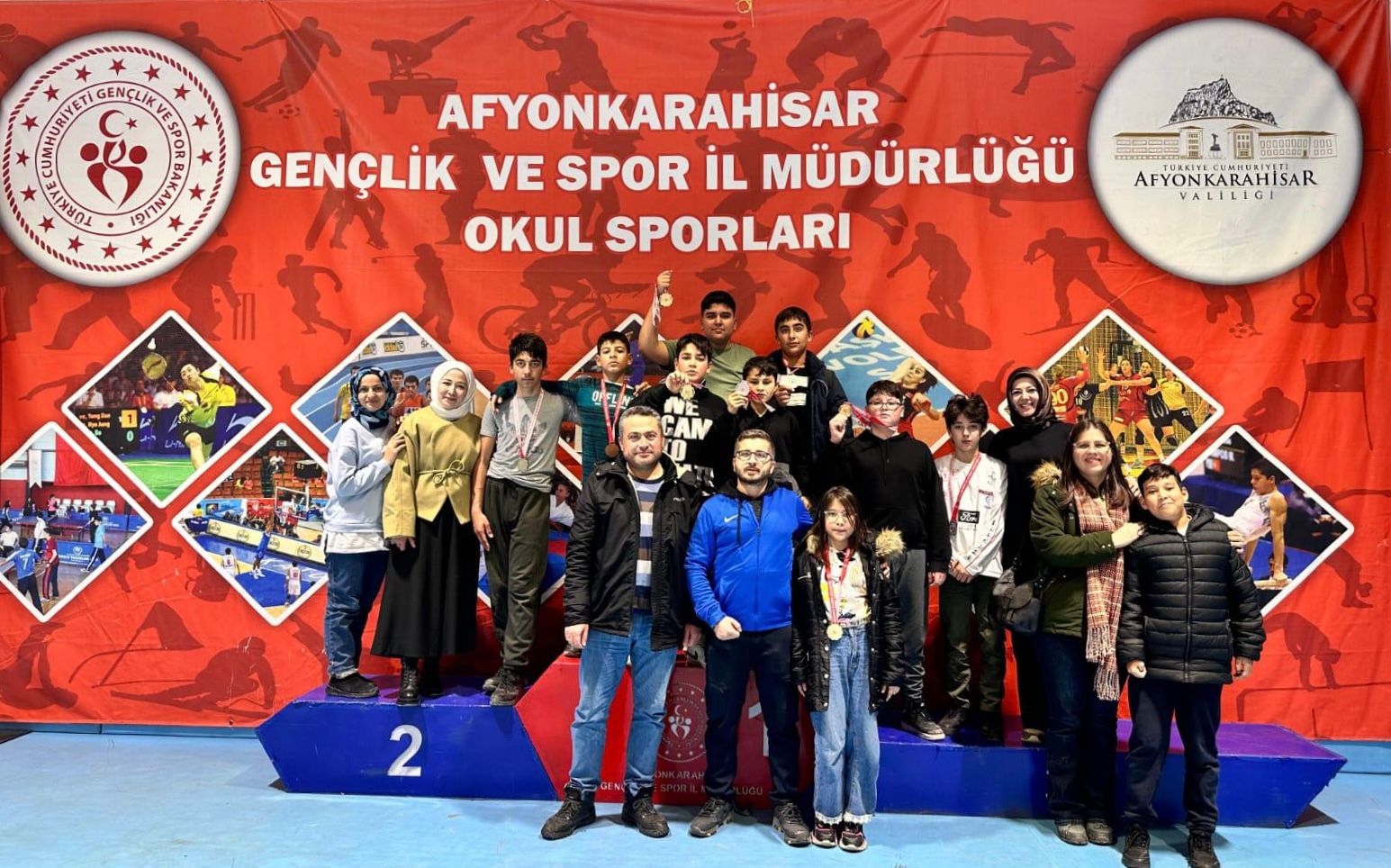 
Afyonkarahisar'ın Kızılören ilçesinde düzenlenen okullar arası güreş turnuvasında 8 öğrenci