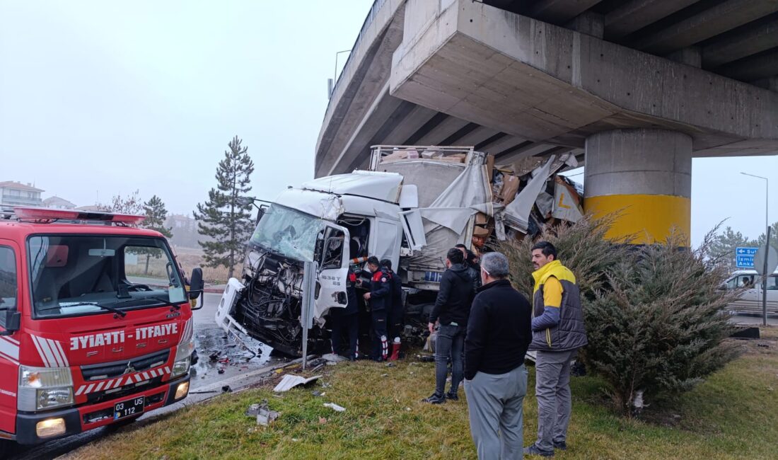 Afyonkarahisar’da Konya Köprülü kavşağında meydana gelen kazada tır, köprü ayağına