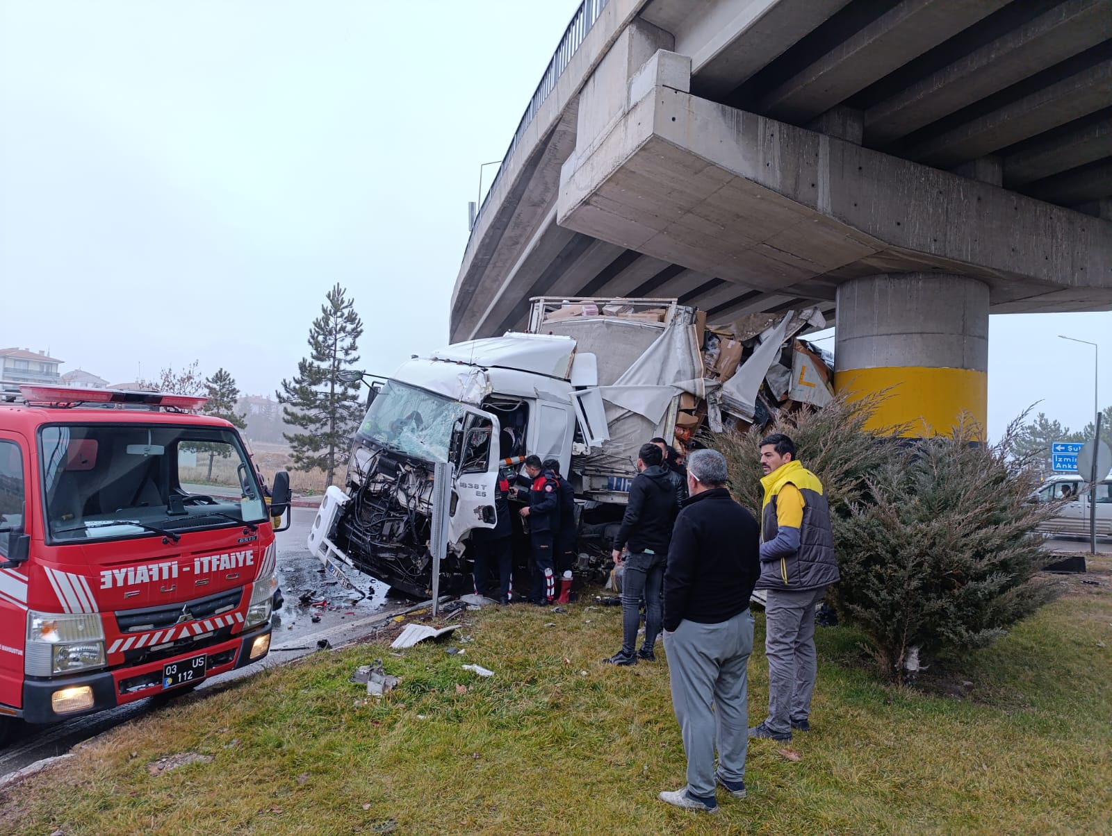 Afyonkarahisar’da Konya Köprülü kavşağında meydana gelen kazada tır, köprü ayağına