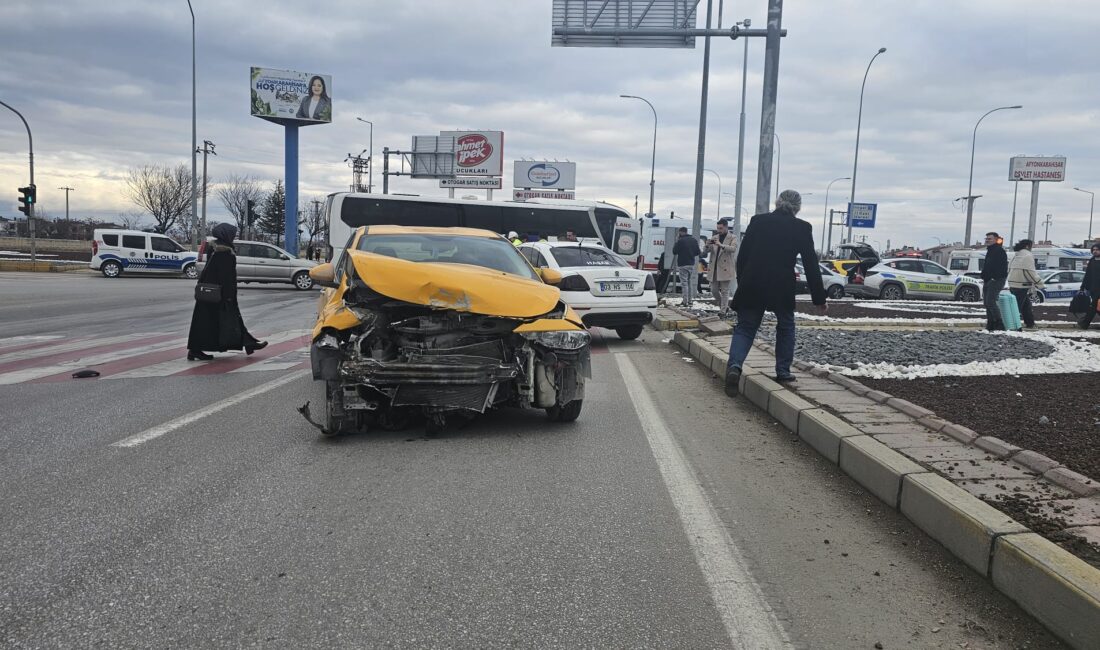 Afyonkarahisar Otogar Kavşağı’nda meydana gelen kazada, bir ticari taksi ile