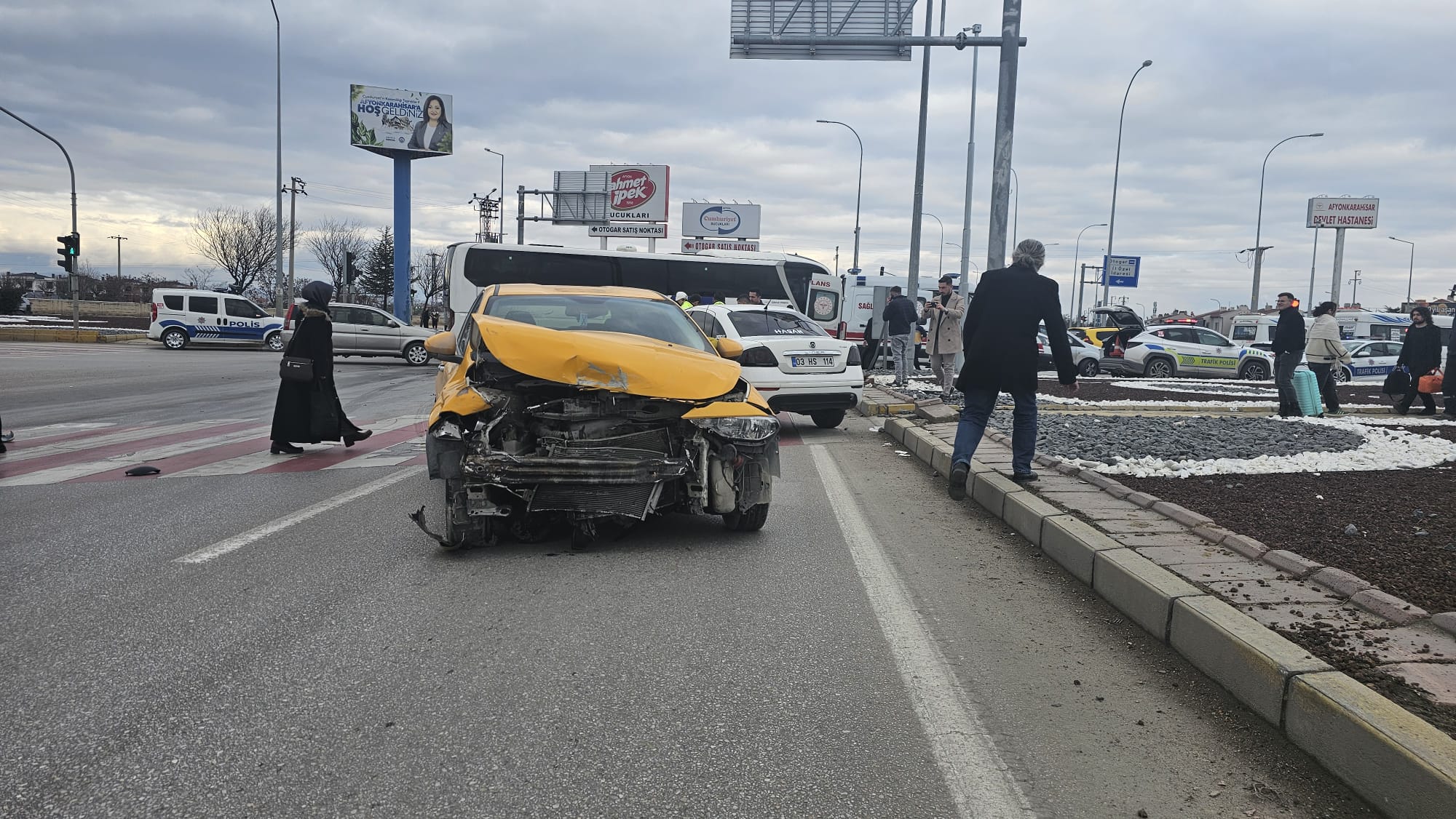 Afyonkarahisar Otogar Kavşağı’nda meydana gelen kazada, bir ticari taksi ile