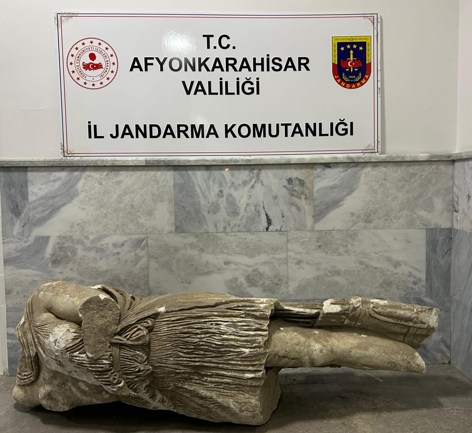 Afyonkarahisar İl Jandarma Komutanlığı, kaçakçılıkla mücadele kapsamında gerçekleştirdiği başarılı bir