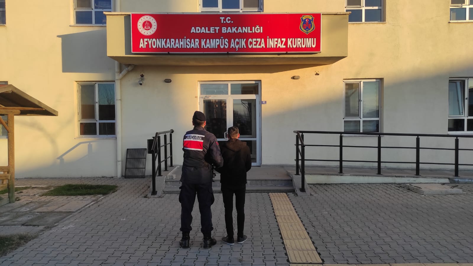 Afyonkarahisar İl Jandarma Komutanlığı, aranan şahısların yakalanmasına yönelik gerçekleştirdiği Önleyici
