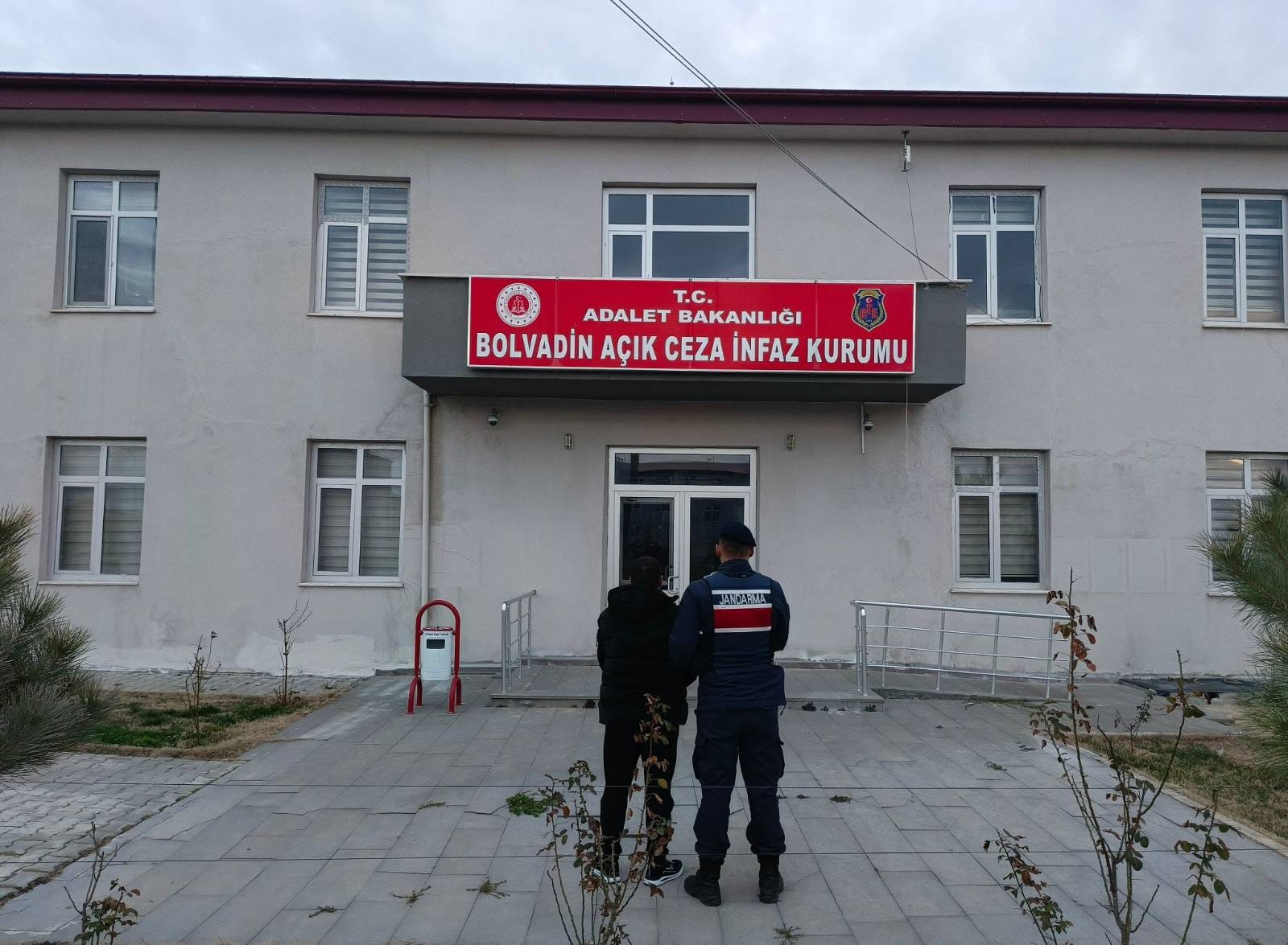 Afyonkarahisar İl Jandarma Komutanlığı, aranan şahısların yakalanmasına yönelik yürütülen önleyici
