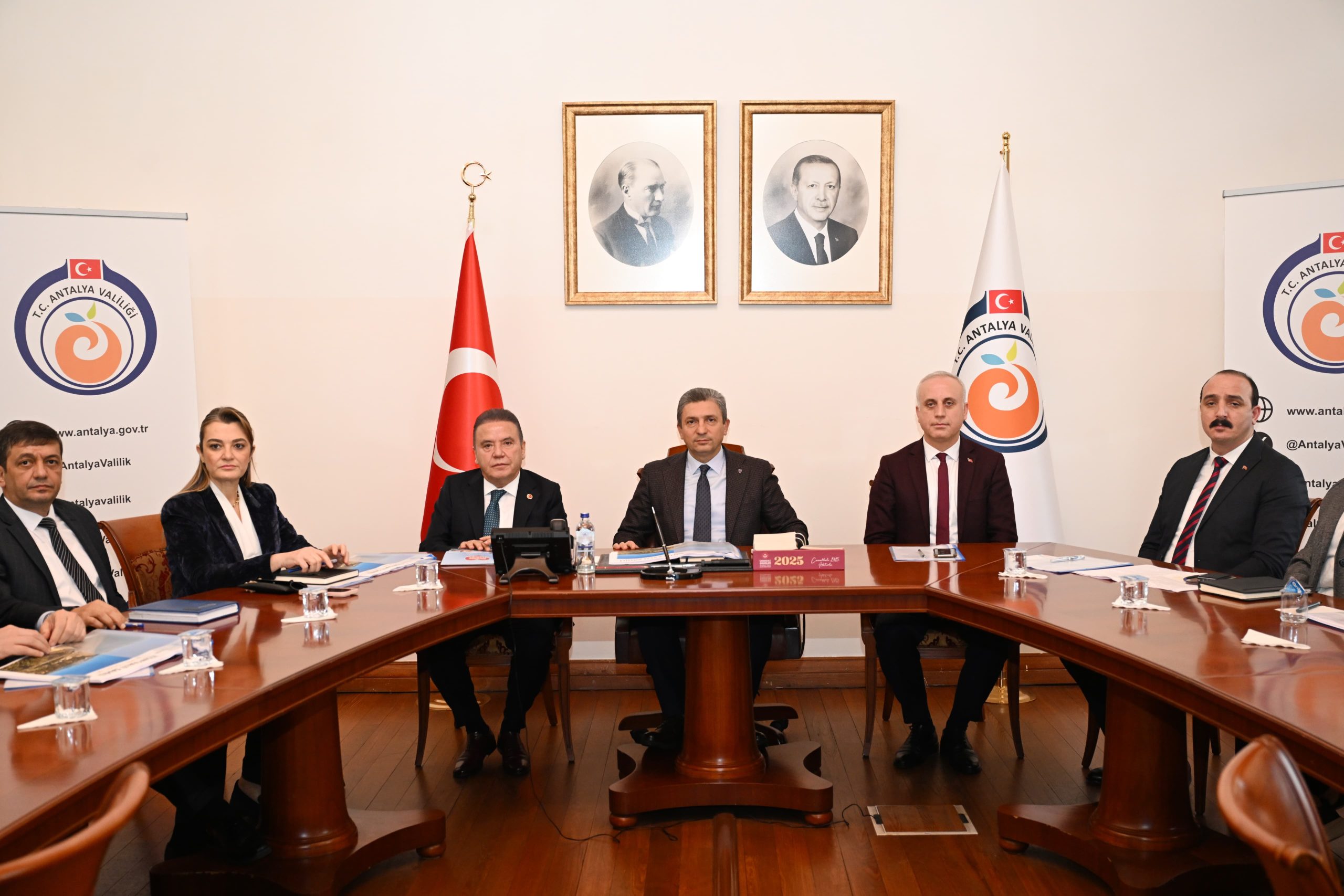 Konyaaltı Sahili bölgesindeki büfe ruhsatlı işletmelerin imar mevzuatına aykırı yapılaşmalarının