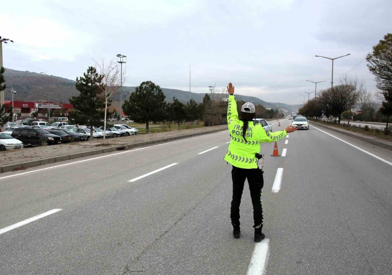 Afyonkarahisar’da polis abart egzoz kullanarak çevreyi rahatsız eden sürücülere yönelik