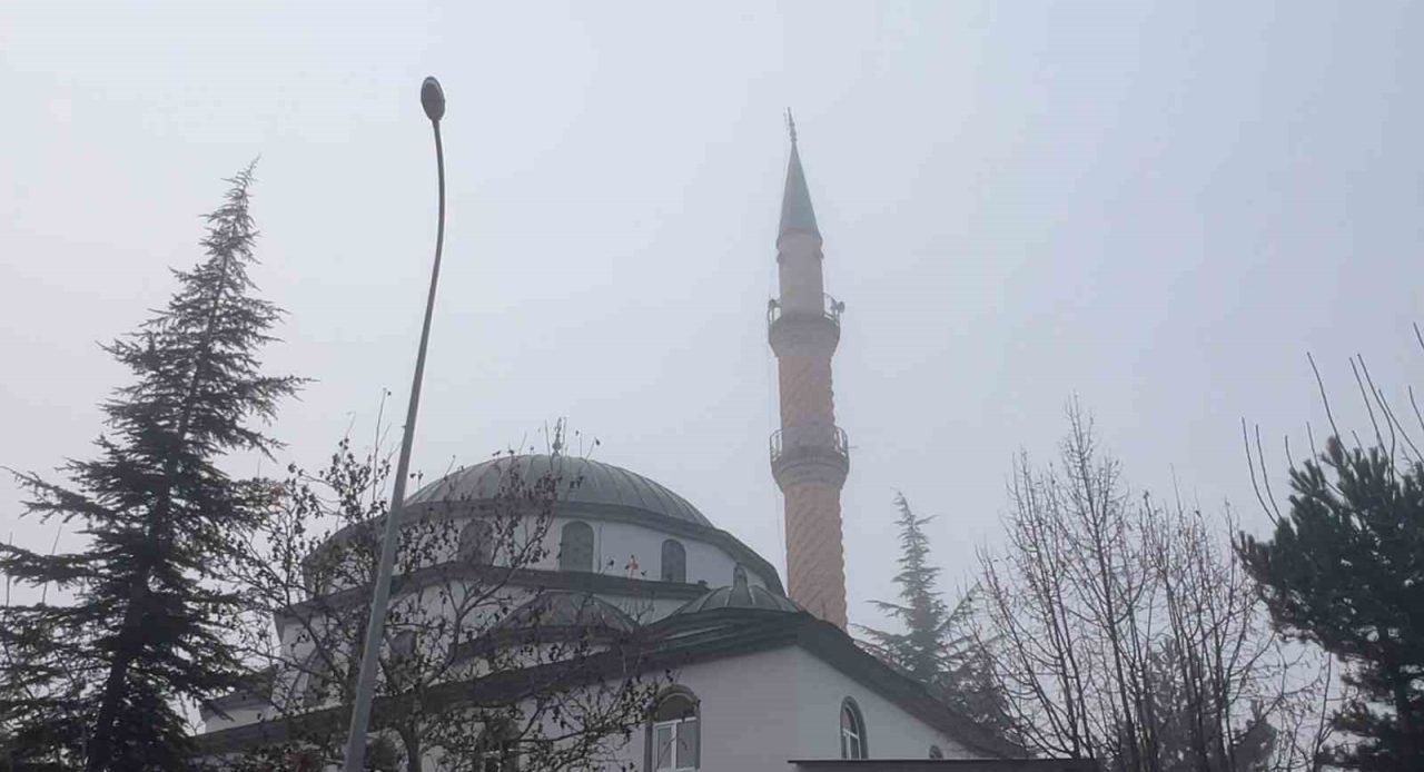 Afyonkarahisar’da sisli hava hayatı olumsuz etkilerken, görüş mesafesinin yer yer