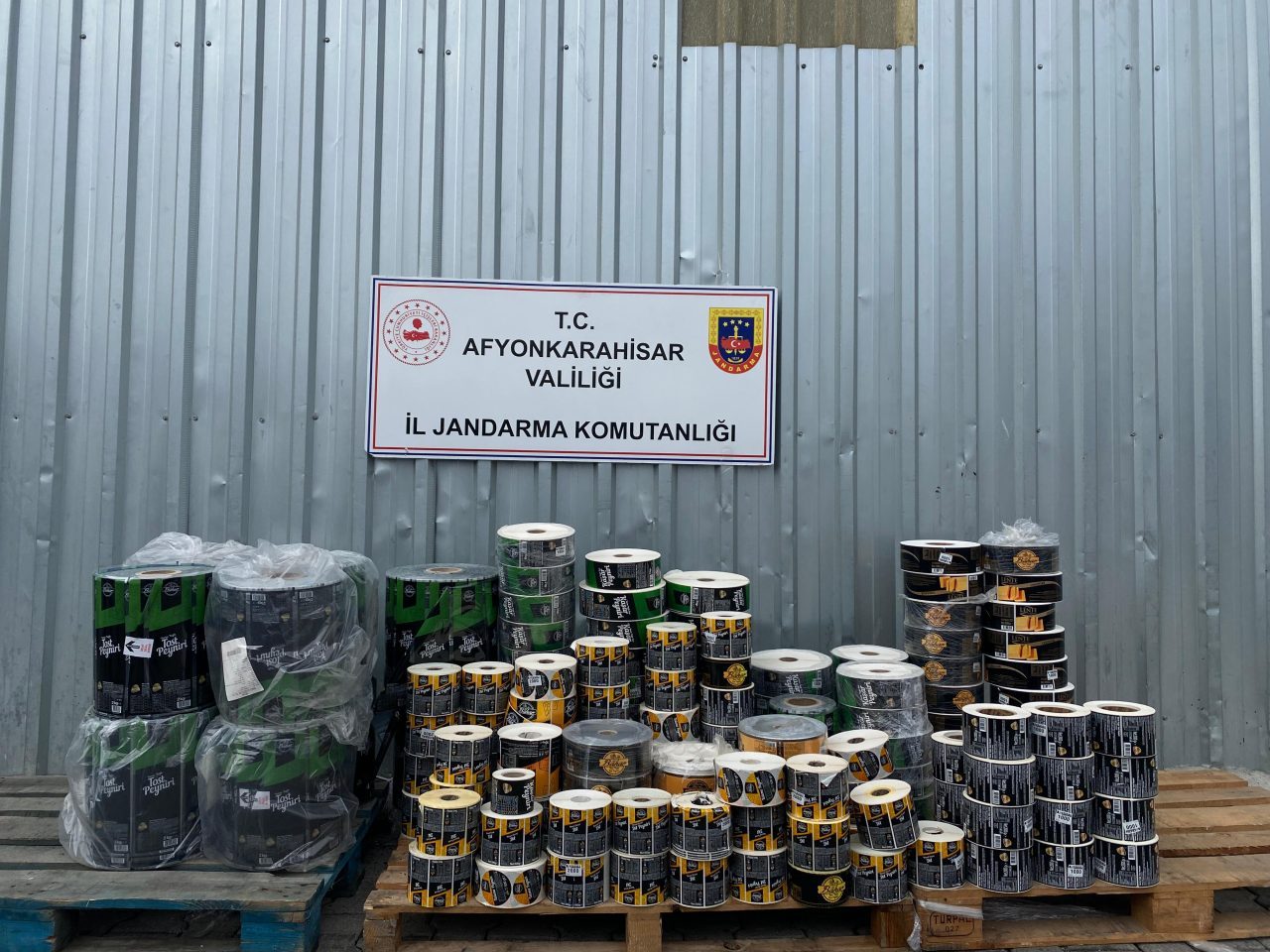 Afyonkarahisar'ın Bolvadin ilçesinde 30 ton kaşar peyniri, 31 ton süt