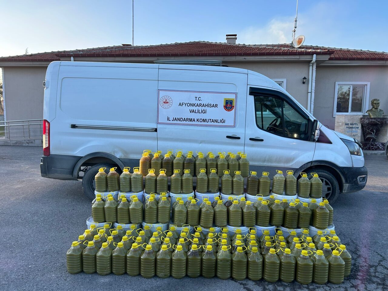 AFYONKARAHİSAR (AA) – Afyonkarahisar'da 980 tağşişli zeytinyağı ele geçirildi. İl