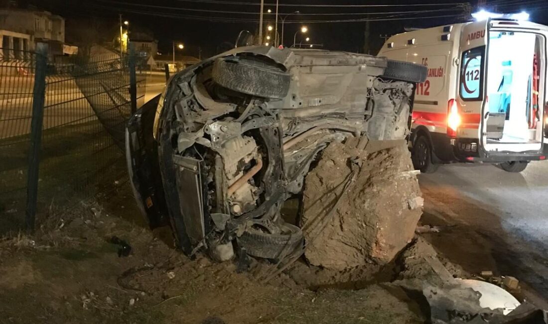  Afyonkarahisar'ın Evciler ilçesinde aydınlatma direğine çarpan otomobildeki 2'si çocuk 4