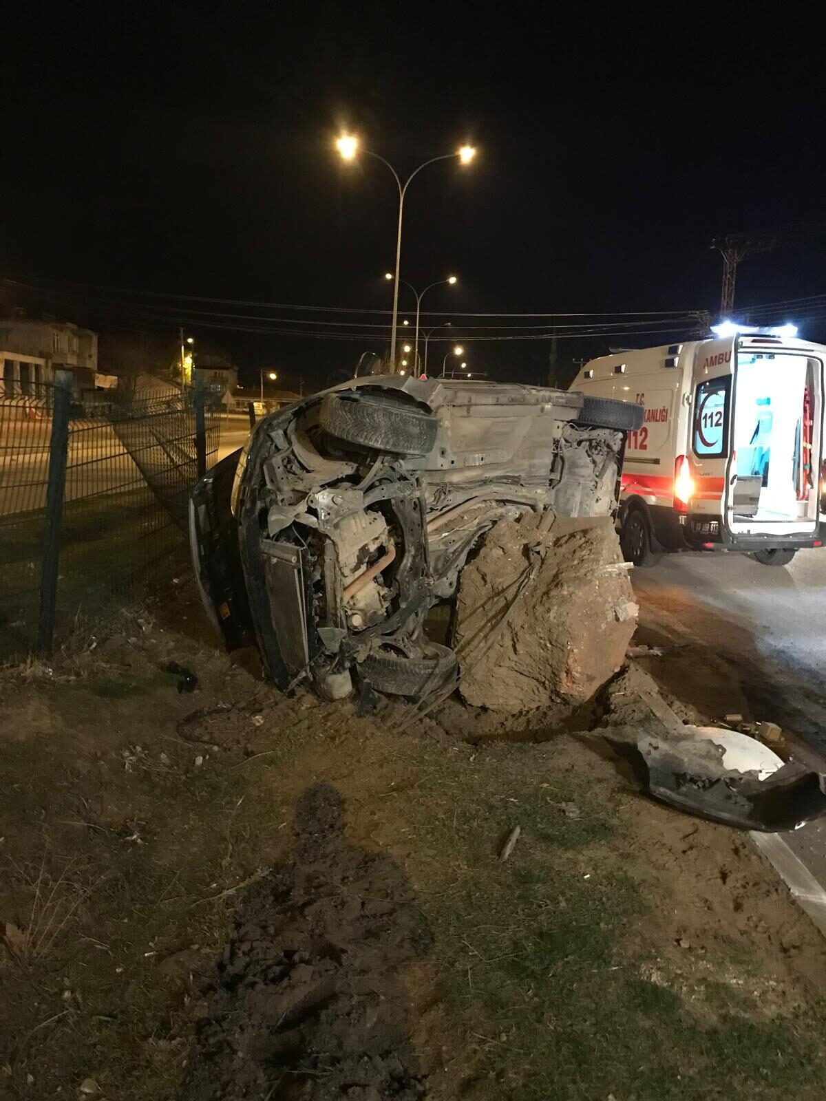  Afyonkarahisar'ın Evciler ilçesinde aydınlatma direğine çarpan otomobildeki 2'si çocuk 4