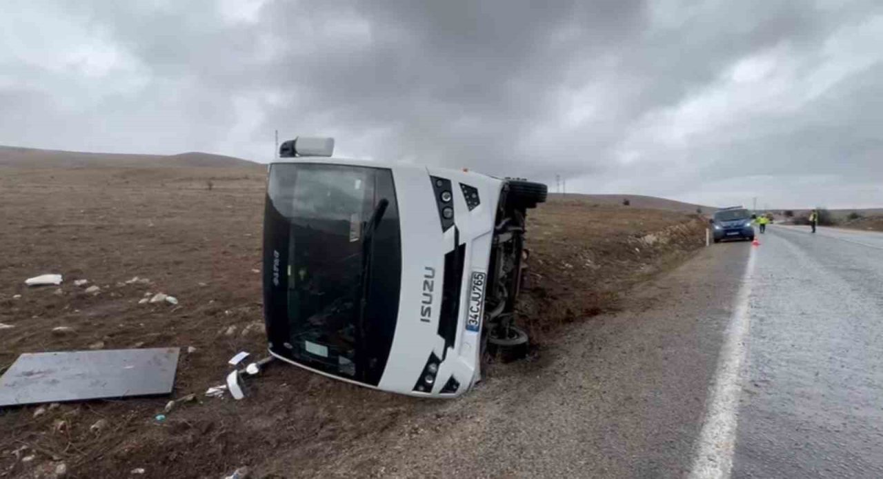 Afyonkarahisar’da devrilen tur otobüsündeki 3 Çinli turist hafif yaralandı.
