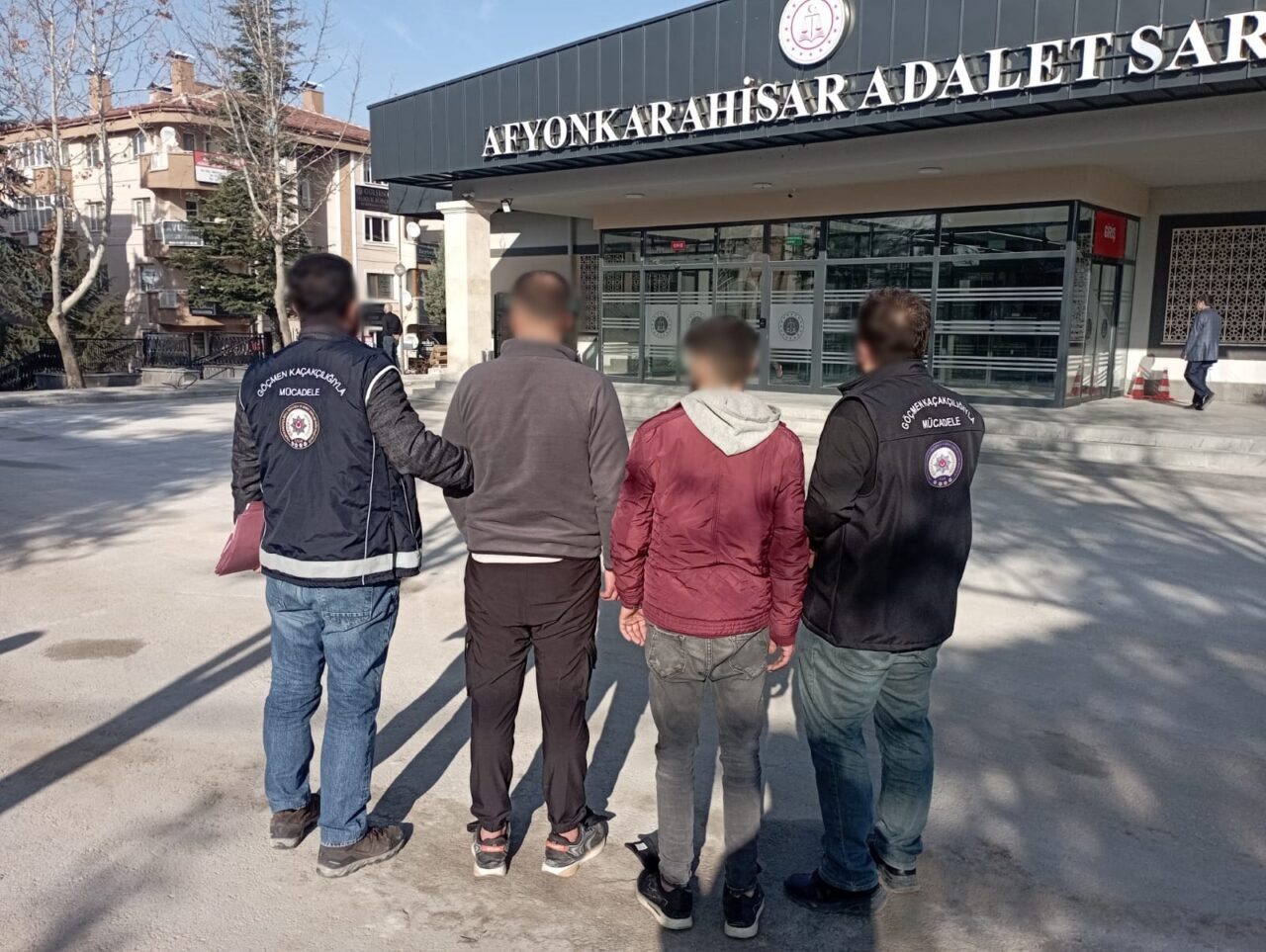AFYONKARAHİSAR (AA) – Afyonkarahisar'da göçmen kaçakçılığı operasyonunda gözaltına alınan 2