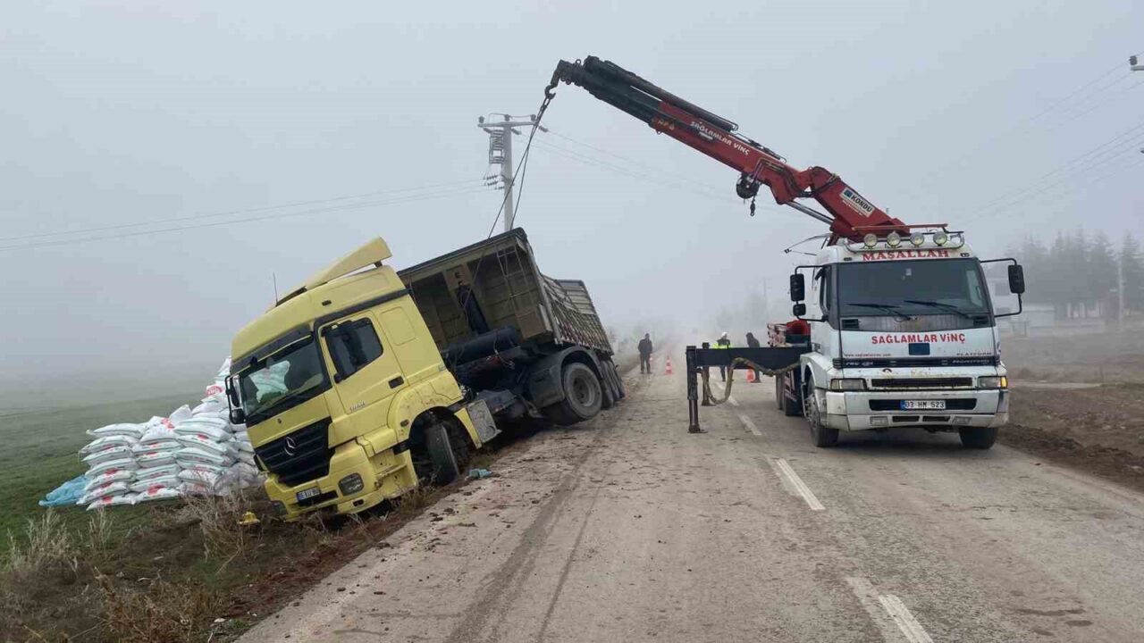 Afyonkarahisar’da gübre yüklü tırın şarampole devrilmesi sonucu meydana gelen kazada